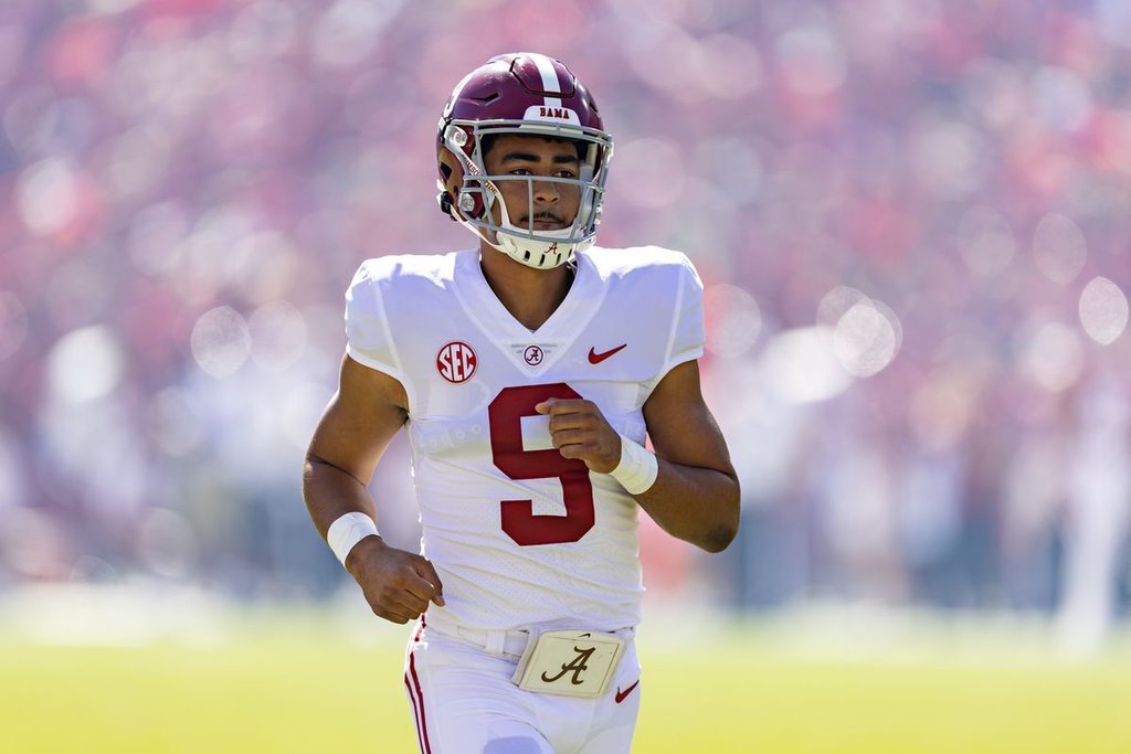 Alabama QB Bryce Young Left Arkansas Game with a Shoulder Injury